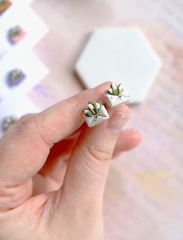 迷你花卉字母 樹脂黏土耳釘