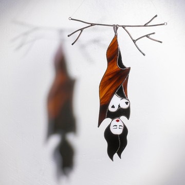彩色玻璃蝙蝠女捕日者 - 黑暗迷人的裝飾口音