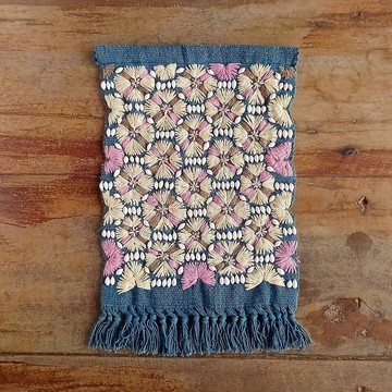 植染手工刺繡掛毯/靛藍灰​​x黃色刺繡/手工編織棉布/獨一無二，獨一無二的布藝海報