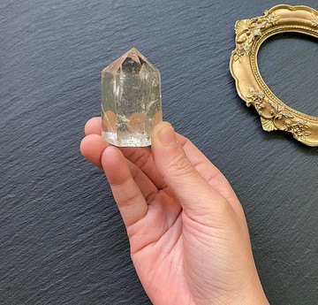 能量擺件-天然冰透彩虹白水晶共生滿天星綠幽靈能量柱 快速出貨