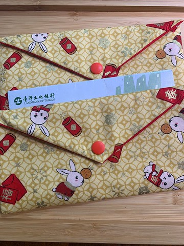 文青風開運印章加厚袋-錢兔似錦 暖陽黃 禮物 加厚收納 口紅袋