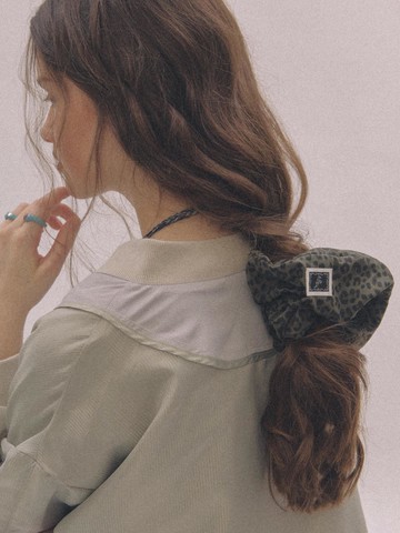 leopard scrunchie big - khaki