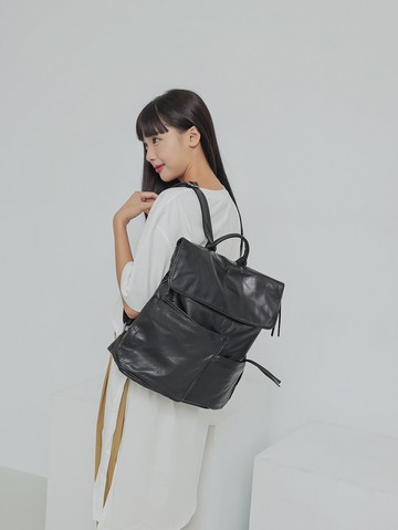 supportingrole 簡約翻蓋四方多空間分層真皮後背包 黑
