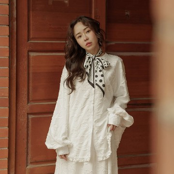 QUEENSHOP_S 女裝 長袖 中山領立體紋理寬版襯衫 兩色售 現+預 【01025648】