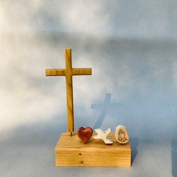 香杉與各式原木十字架桌上擺飾 各種信仰元素