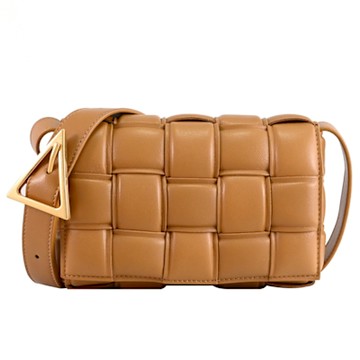 BOTTEGA VENETA Padded Cassette 小羊皮編織斜背枕頭包(淺咖-小款)