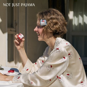 NotJustPajama Kiki系列 小貓造型真絲充棉髮夾/桑蠶絲髮飾 - 藍底櫻桃小貓印花【燙鑽髮夾】