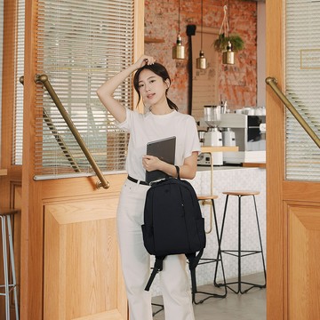 輕柔純色尼龍無負擔後背包 夜空黑