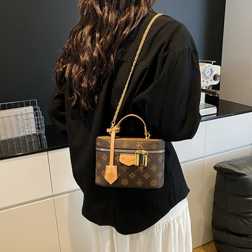 免運🔮法式手提化妝包女士單肩包新款時尚百搭斜跨女包洋氣鏈條女包包侧背包 斜背包 水桶包 手提包 单肩包 斜挎包 休闲包