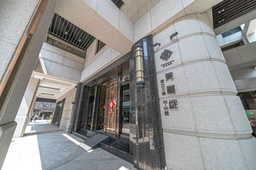 稀有釋出美麗島四房雙車雙捷運精裝宅｜高雄市新興區自立二路