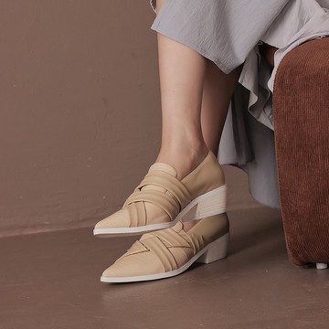 斜狀編飾-尖頭粗跟包鞋-杏黃色