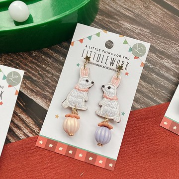 刺繡耳環 | 耳夾 / 耳釘 - 馬戲團兔子