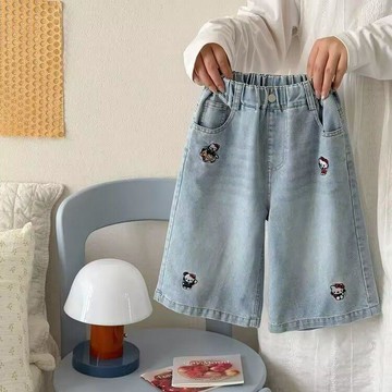 【臺灣-出貨】女童夏季新款牛仔短褲超柔軟涼感爽滑牛仔精緻KT貓刺繡寬鬆五分褲DWF1