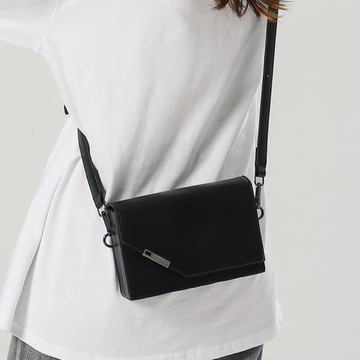 硬殼小挎包男2023新款潮早秋高級盒子包寬肩帶單肩斜挎中性小方包