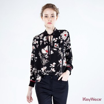 KeyWear奇威名品    精緻花卉印花造型上衣-黑色