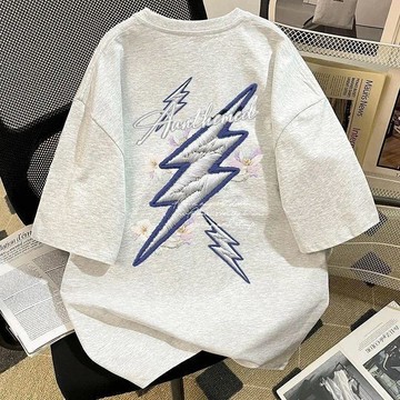 可愛短袖 夏季2026新款潮牌中大童短袖 兒童仿刺繡閃電英文印花t恤上衣 男女童同款短袖t恤衫 兒童夏天純棉柔軟半袖上衣