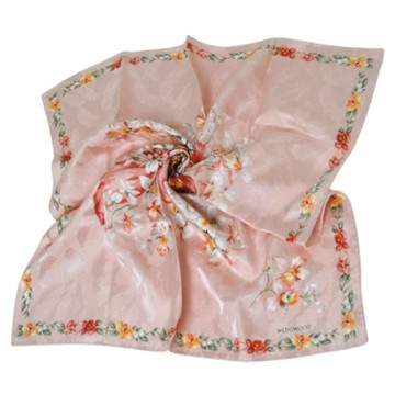 WEDGWOOD 粉色晨光優雅花卉品牌字母LOGO圖騰大帕領巾(粉紅系/58CM)