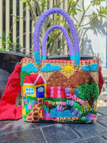 手繡水芙蓉包，現貨供應，1件。