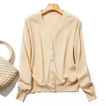 獨家自信之作，全年愛用！純棉 100% 長袖 V 領開襟毛衣系列，鳥之子色 220902-02