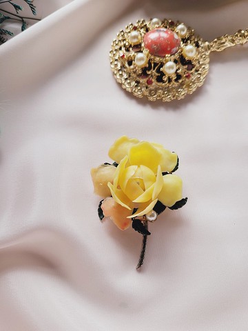 美國西洋古董飾品 / 1960's澄黃漸層塑料玫瑰花綠葉釉質珍珠胸針