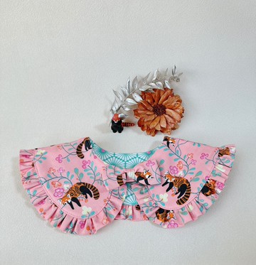 。紅貓熊漫遊。手作英式裝飾領圍兜 荷葉領圍兜 寶寶週歲 彌月禮