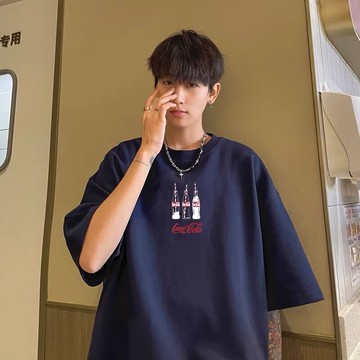 新款 五分袖 可樂印花 美式短袖T恤 休閒 男女半袖 夏季流行 圓領 潮 青少年男生T恤 短袖男 （XB1434）