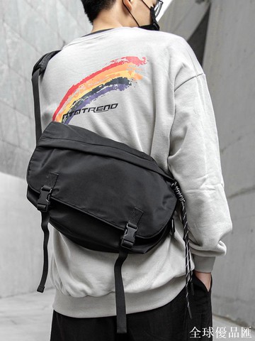 【全球優品匯】潮流運動單肩斜挎包胸包男簡約休閑郵差包工裝嘻哈時尚斜背包男包