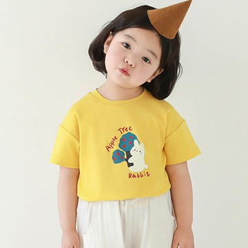 TONGMO - 圓領落肩短袖上衣-兔子蘋果樹-黃色