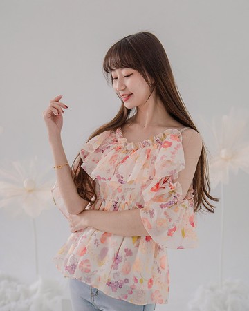 【波麗印花】細肩帶露肩荷葉女神上衣 小背心 柔軟紗紗 月牙色