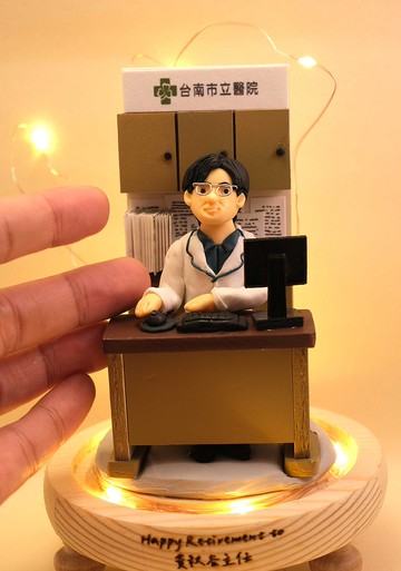 榮休記念小禮品,可客製名字.提供相片客製人物造型(醫護造型)