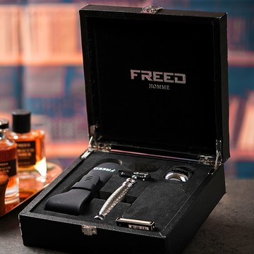 【FREED】尊爵四件組雙刃式刮鬍刀禮盒 - F滿版鍍鎳浮雕