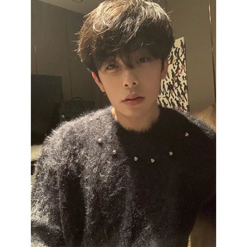 時尚潮流圓領素色毛衣男秋季新款休閒百搭寬鬆上衣男