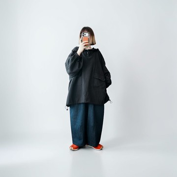 軟軟皺皺的黑色超寬版連帽上衣