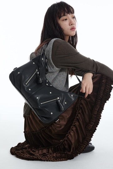 羊角黑 貝拉斯拉夫 機車鉚釘 軟牛皮 肩背斜背hobo包