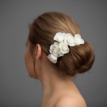 花新娘髮夾。婚禮發片。新娘的婚禮髮飾。