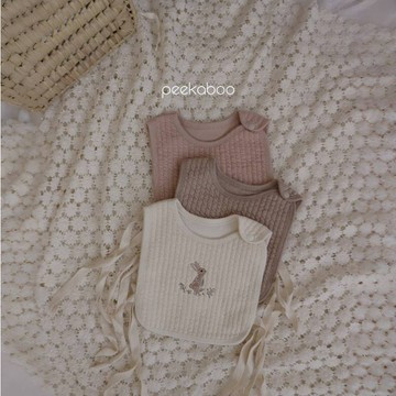 peekaboo 刺繡小兔圍兜【現貨+預購】口水巾 圍兜 圍兜兜 吃飯圍兜 寶寶圍兜 新生兒 嬰兒衣服 韓國童裝