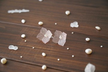 /Fiore/ 繡球花 樹脂軟水晶花 耳環/耳夾 (淡粉)