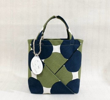 在這TSAI CHE 日系大圓點中提包 綠黑款∣帆布∣手作