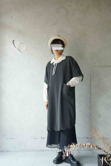 尋寶古著-黑白點點水玉花瓣下擺後開衩綁帶圍裙式洋裝