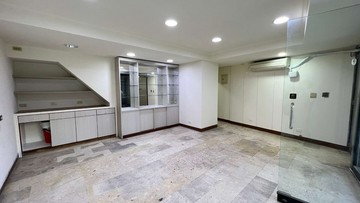亞灣正路金店面｜高雄市前鎮區二聖二路