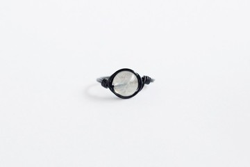 8月誕生石  7mm拉長石黑銅線戒指 水晶 男女皆