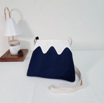 深藍色富士山斜背包