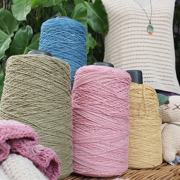 天然染色棉紗，筒狀 250 克。