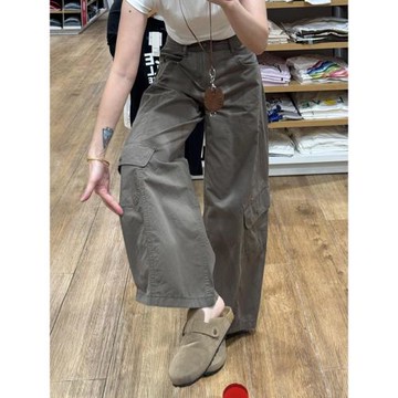 春裝軍綠色闊腿彎刀工裝褲女款2026新款大碼胖mm顯瘦設計感休閑褲