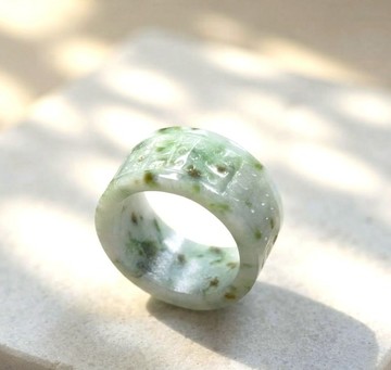 飄綠花翡翠雕花戒指戒圈 | 國際17圍 | 天然緬甸玉翡翠A貨 | 送禮