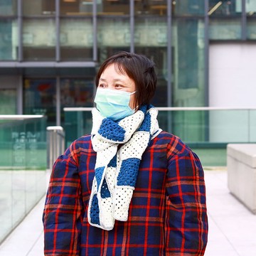 冬日手編方格織片圍巾 - 藍白間隔