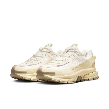【NIKE】NIKE ZOOM VOMERO ROAM 男 休閒鞋 防潑水 白米 卡其-FV2295101