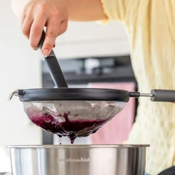 《KitchenAid》美國 不鏽鋼可勾掛濾杓(岩灰18cm) | 撈杓 濾網 濾網勺 濾網杓