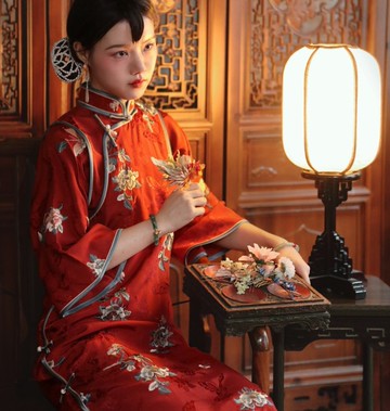 復古民國風改良旗袍 | 紅色刺繡蝶戀花假兩件設計 | 歲無憂系列