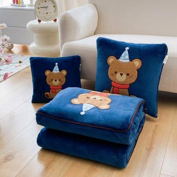 2025新款牛奶絨刺繡抱枕被-帽子小熊
